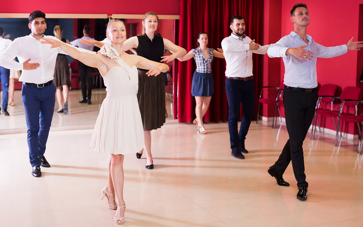 The Importance of Starting with an Introductory Dance Class in Dubai